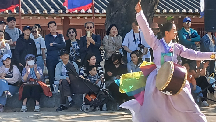 전통무용을 공연하는 모습