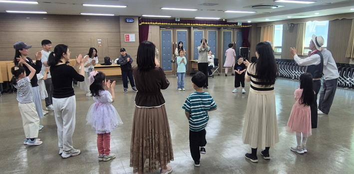 참가 가족 소개 장면