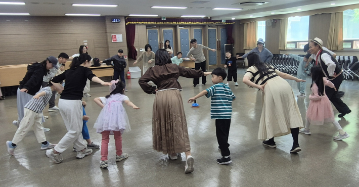 포크댄스 인사법을 배우고 있다.  