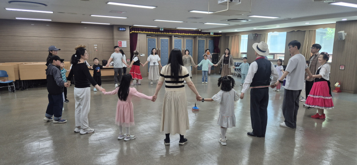 부모와 자녀가 손을 맞잡았다.