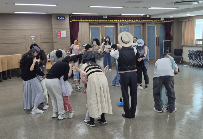 부모가 자녀를 격려하는 장면