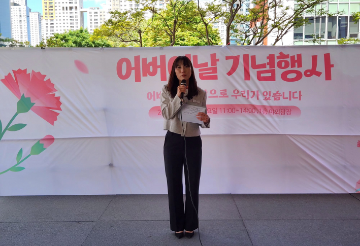 김명진 복지관 관장이 감사와 축하의 인사말을 하고 있다. 