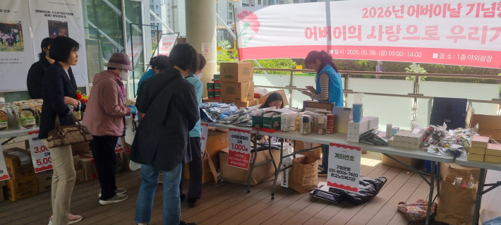 값싸고 품질 좋은 마을 통통 시장이 열리고 있다. 