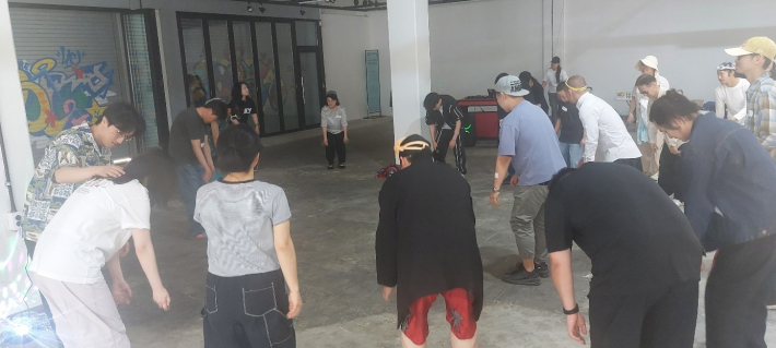 윤종연 연출자가 몸흔들기 지도를 하고 있다.