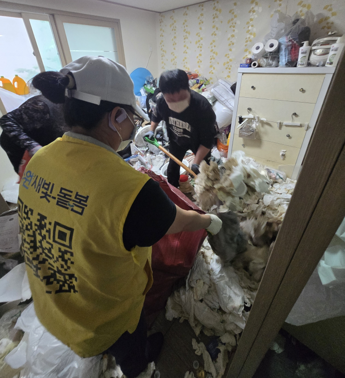 저소득 취약계층 가구를 위해 조원1동 주거환경 개선사업을 실시하고 있는 중이다.