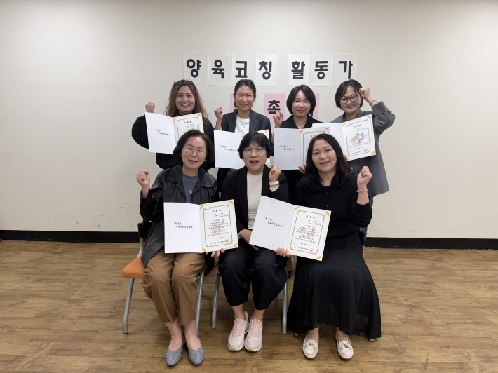발달장애인 부모양육지원사업 '홈(home)-런(learn)' 양육코칭 활동가 위촉식에 참여한 수원시어린이집연합회 국공립분과 어린이집 원장들 모습(왼쪽 위부터 시계방향으로 시립라포리엘어린이집 허영림 원장, 시립바론어린이집 김현영 원장, 시립광교더샵어린이집 박미영 원장, 시립모아1어린이집 최은아 원장, 시립영통힐스어린이집 김경희 원장, 호매실장애인종합복지관 안은경 관장, 시립칠보어린이집 강승숙 원장)