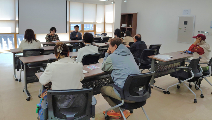 손바닥정원단 운영위원 회의에서 세미나와 강의시연 운영 방안에 대한 논의가 진행되고 있다.