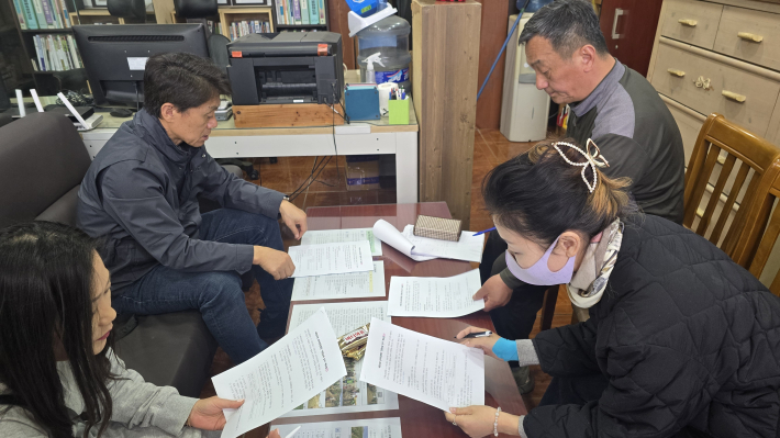 손바닥정원단 강사양성과정 1차 회의에서 자문위원과 진행위원들이 교육 방향에 대해 논의하고 있다.