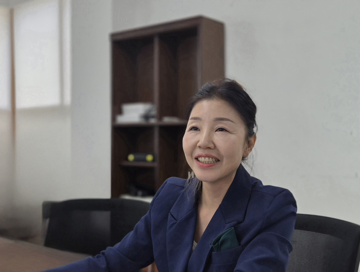 김수인 기록위원장이 손바닥정원단 강사 활동과 시민 소통의 의미에 대해 인터뷰하고 있다.