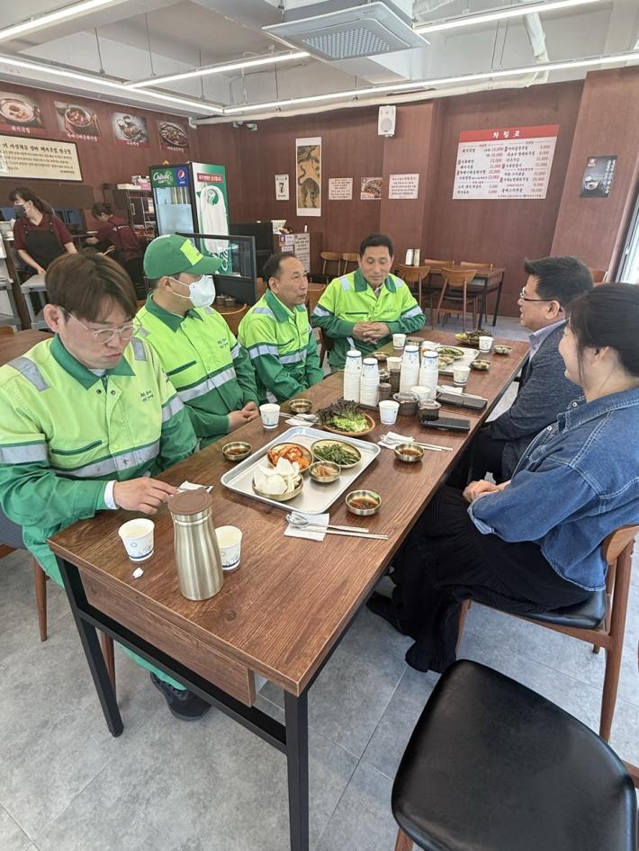 지난 11일 영통1동은 환경관리원 격려를 위해 환경관리원 오찬 감담회를 개최하였다.