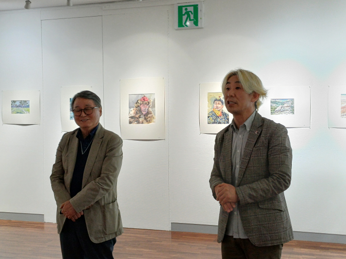 영흥미술협회 회장(경기대학교 명예교수)와 수원미술협회 김대중 회장의 인사말 전경