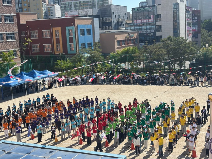 형형색색의 반티를 맞춰 입은 망포 학생들이 학급별 입장을 하고 있다. 