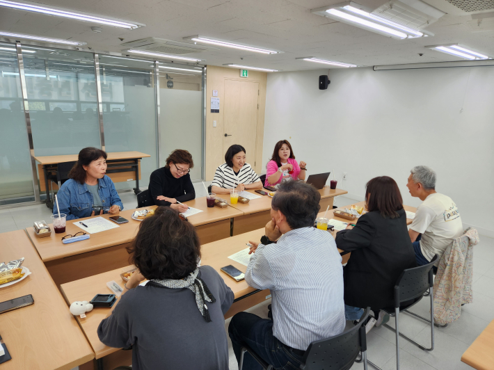 회의는 다양한 경험과 시선이 어우러지며 의미 있는 이야기들로 채워졌다(사진 제공 수원시청). 