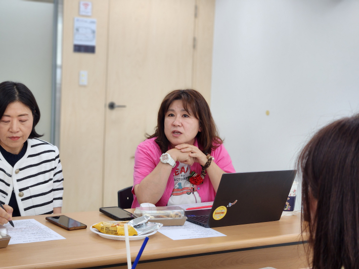 김은영 회원이 강의 현장에서 있었던 사례를 발표하고 있다(사진 제공 수원시청). 