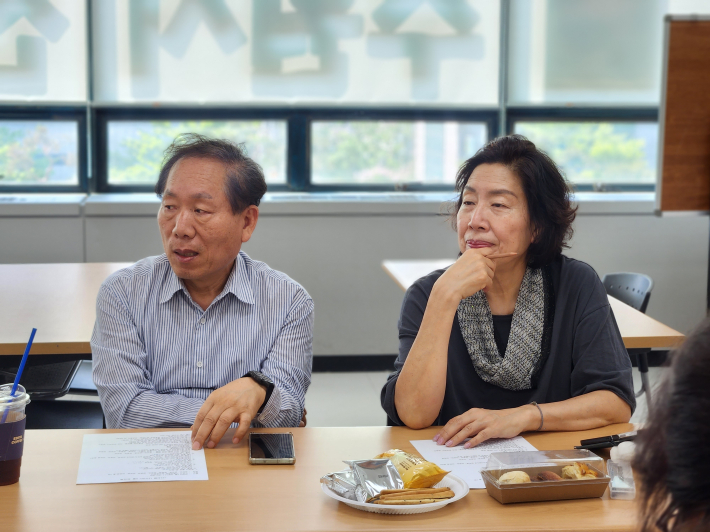 이기광 회장(사진 왼쪽)은 회원들끼리 함께 배우고 연구하며 전문성을 키워가고 있다고 말했다(사진 제공 수원시청).  
