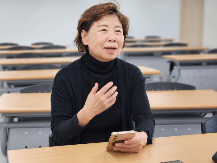 자원봉사 공로로 2026년 수원특례시의회 의장상을 받은 문희영 회원이 인터뷰하고 있다(사진 제공 수원시청). 