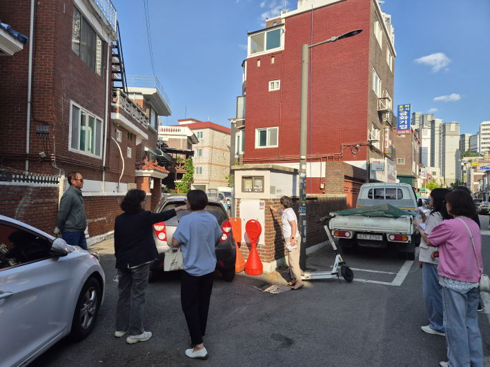 송죽동 주민자치회가 마을리빙랩 사업 대상지 현장 점검을 진행하고 있다.