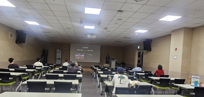 일월도서관  강당 진지한 청취분위기