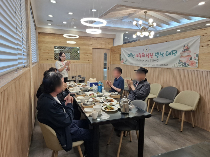 이교수 한정식 식당에서 생일을 맞이한 어르신들이 식사를 하고 있다. 