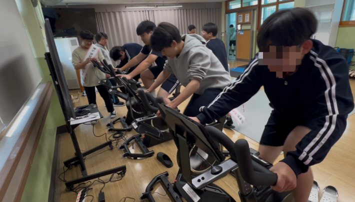 수성 라이더 챔피언십 예선전에 참여한 학생들이 열심히 경기하고 있다.