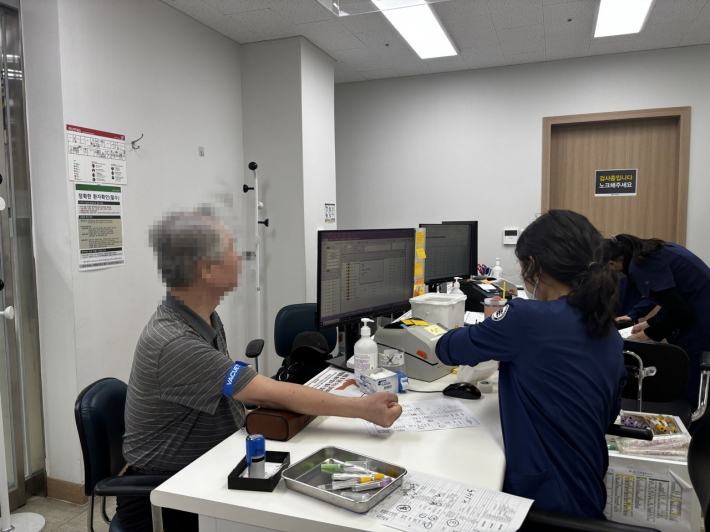 인계동 사례관리대상자가 팔달구 혜민사업 연계병원에 담당 공무원과 함께 방문하여 검사를 받고 있다. 