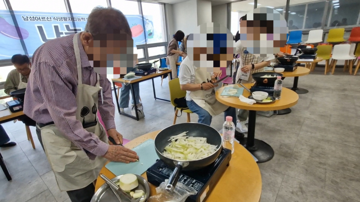 익숙한 솜씨로 채를 썰어 팬에 담고 있는 어르신