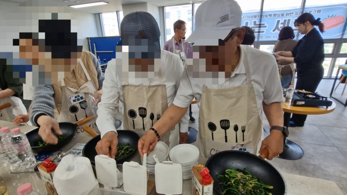 신나게 양념을 넣고 있는 어르신들