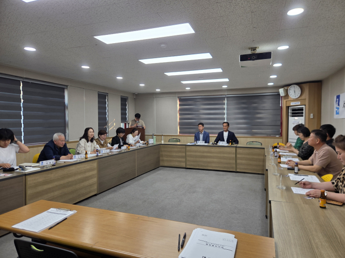 세류1동 주민자치회가 5월 정기회의를 진행하고있다.