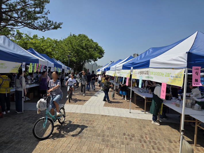 각 교회와 봉사단체가 협력하여 준비한 최고 인기 메뉴인 비빔밥과 김밥 코너