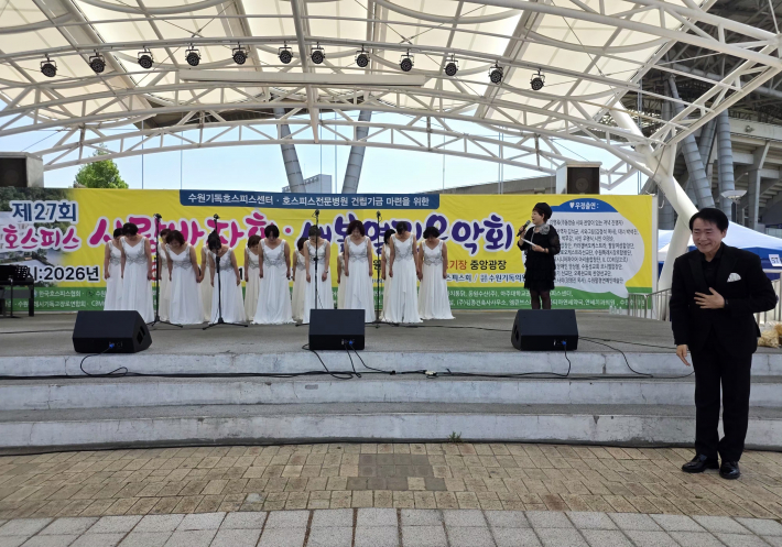 팔달여성합창단이 '새봄 맞이 열린음악회'에 올라 은혜롭고 감미로운 4곡으로 합창을 한 후 인사를 하고 있다. 