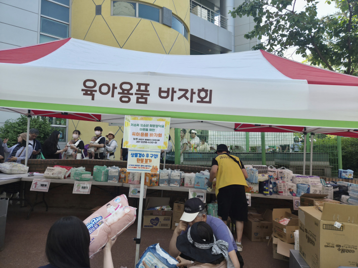 영통가족축제 육아용품 바자회에 많은 시민들이 몰려 육아용품과 생활용품을 살펴보고 있다.