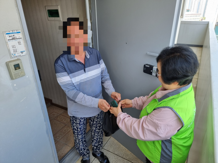 지역사회보장협의체, 홀몸어르신 15가구에 반찬 전달