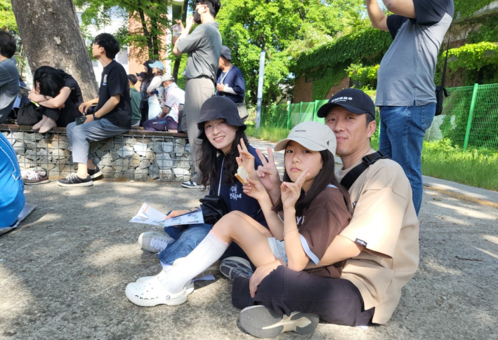 광교에서 공연을 보러 온 다혜네 가족이 사진 촬영 요청에 환한 미소와 함께 브이(V) 포즈를 취하고 있다.