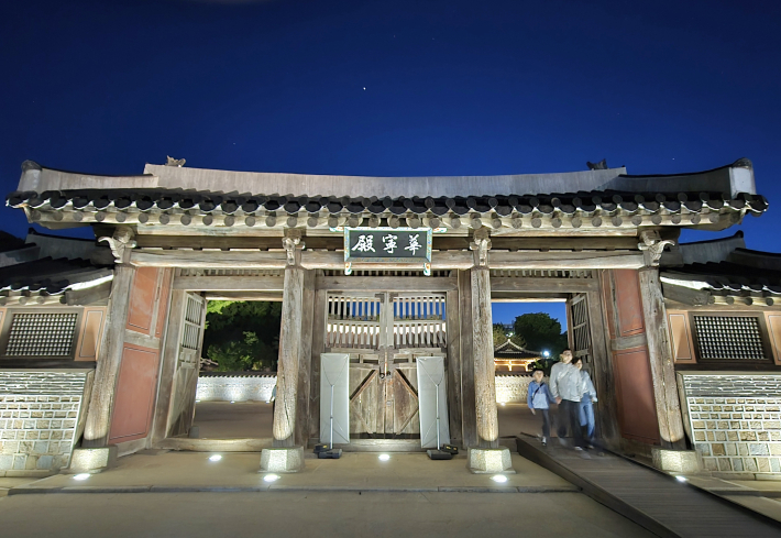 순조가 아버지 정조의 어진(御眞)을 모신 화령전 야경