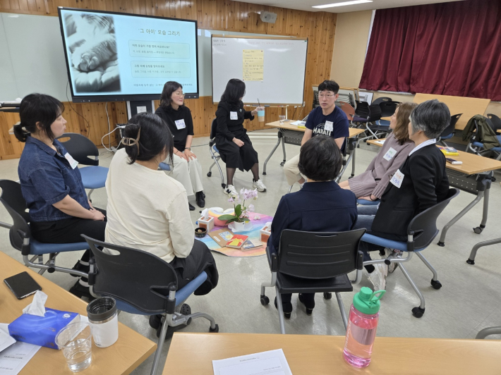 저마다 가슴에 묻은 반려동물과의 기억을 조심스럽게 나누고 있다
