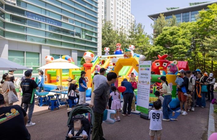 영통가족축제, 에어바운스 체험 대기 모습