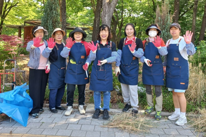 정자2동 손바닥정원단이 정원 정비활동을 하고있다