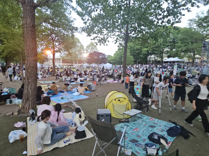비상 공연이 시작하기 전부터 돋자리를 펴고 좋은 자리에서 공연관람하기 위한 쟁탈전이 펼쳐졌다.