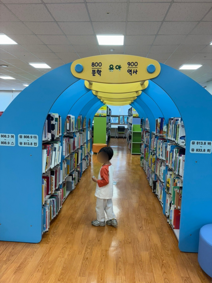 아이 눈높이에 맞춰 조성된 창룡도서관의 어린이자료실