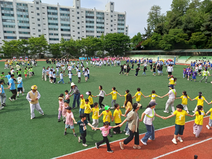 운동장의 아름다운 강강술래 전경