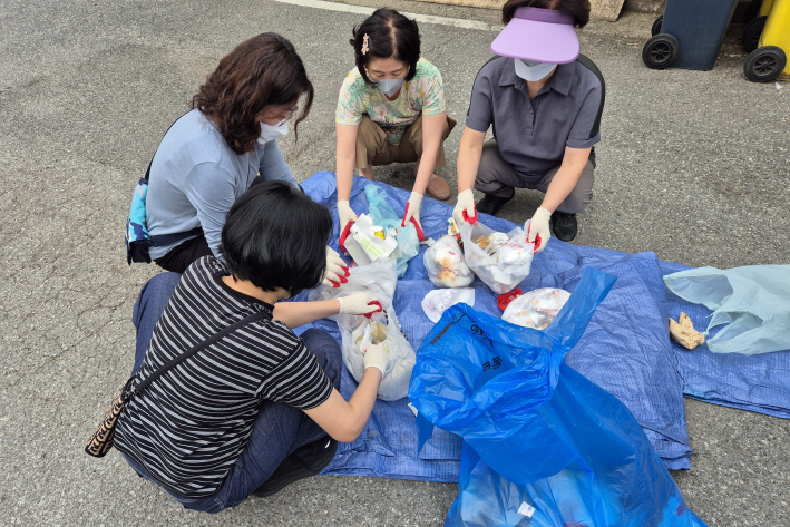 생활폐기물을 대상으로 올바른 분리배출 이행 실태를 점검하고 있다.