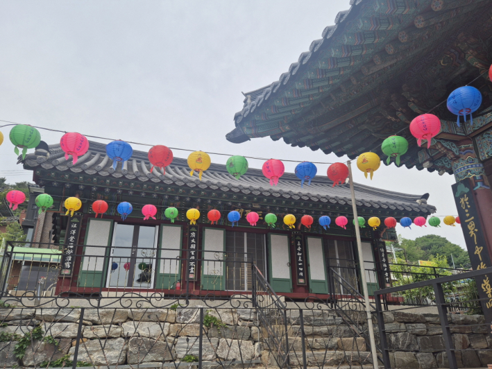 산신·칠성·독성을 함께 모시며 한국 전통 신앙과 불교 문화가 어우러진 팔달사 삼성각