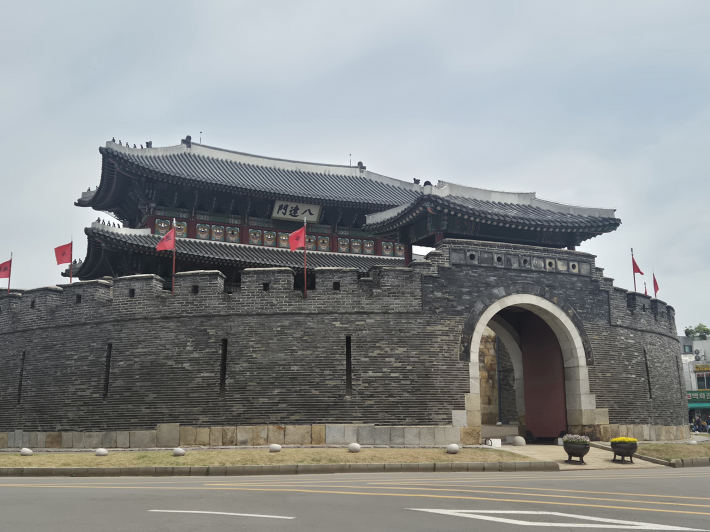팔달문에서 도보 1분 거리에 자리한 도심 속 사찰 팔달사!