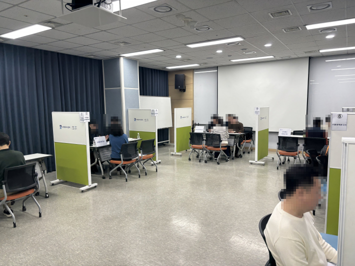 20일 호매실도서관 강당에서 열린 '5월 일자리 두드림 구인·구직의 날' 채용 행사.     