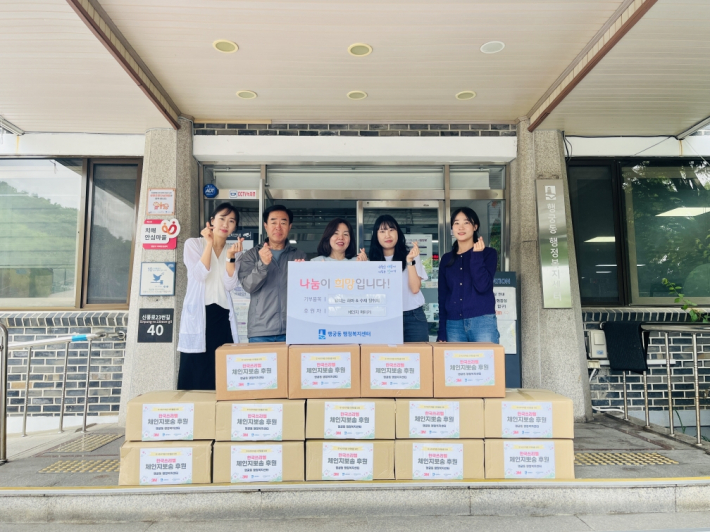 한국쓰리엠 체인지메이커와 행궁동 행정복지센터 관계자들이 주거취약계층을 위한 탈취제 전달식을 진행하고 있다.