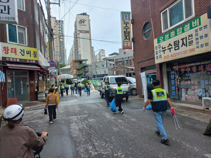 국제표준안전재단 수원영통지회에서 매탄1동 관내에 무단 투기된 쓰레기를 수거하고 있다.