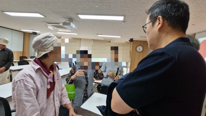 눈 건강 상담을 하는 어르신들
