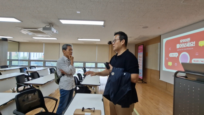 평소 눈 피로를 많이 느꼈는데 관리 방법을 알게 돼서 기쁘다고 말하는 어르신