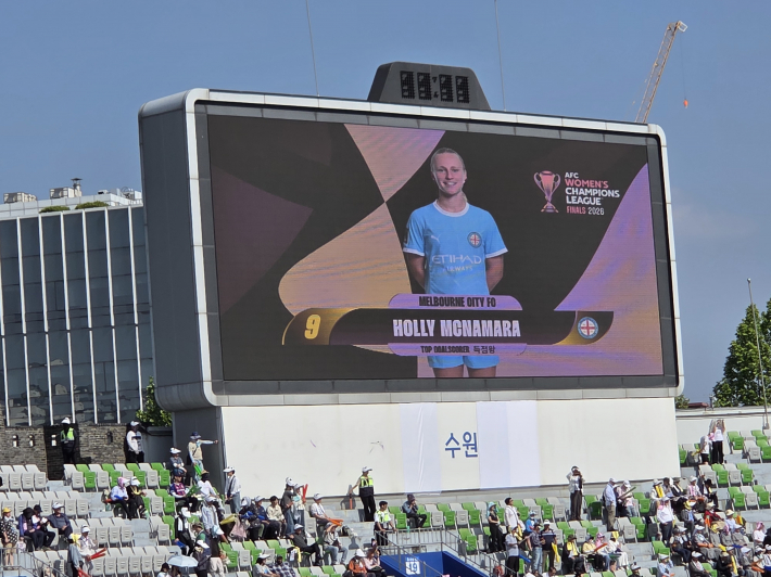  이번 대회에서 매서운 발끝을 자랑하며 득점왕(TOP GOALSCORER)을 차지한 호주 멜버른 시티 FC의 핵심 공격수 홀리 맥나마라(Holly McNamara) 선수의 모습이 전광판에 소개되고 있다.