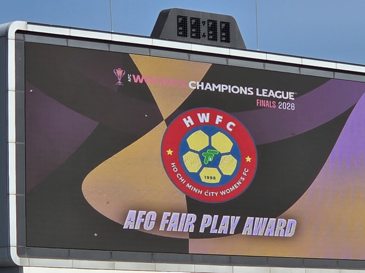  23일 오후 수원종합운동장 전광판에 'AFC 여자 챔피언스리그 2026' 결승전 공식 시상식의 '페어플레이상(AFC FAIR PLAY AWARD)' 부문이 화면을 장식하고 있다.